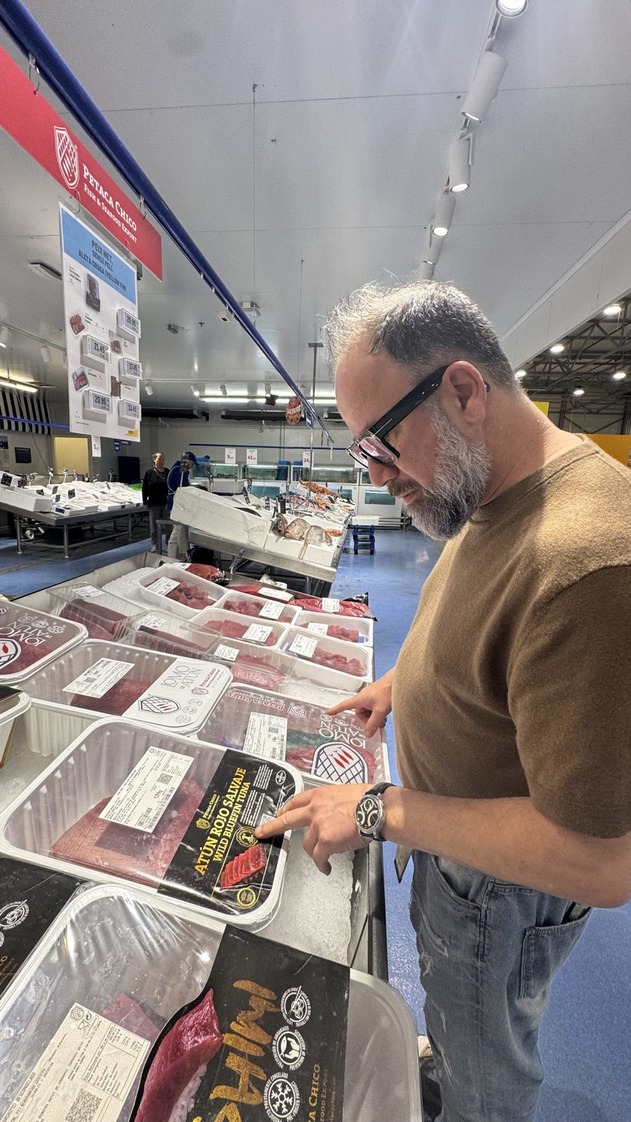 Frank inspecting wild bluefin tuna at the Mercabarna wholesale market